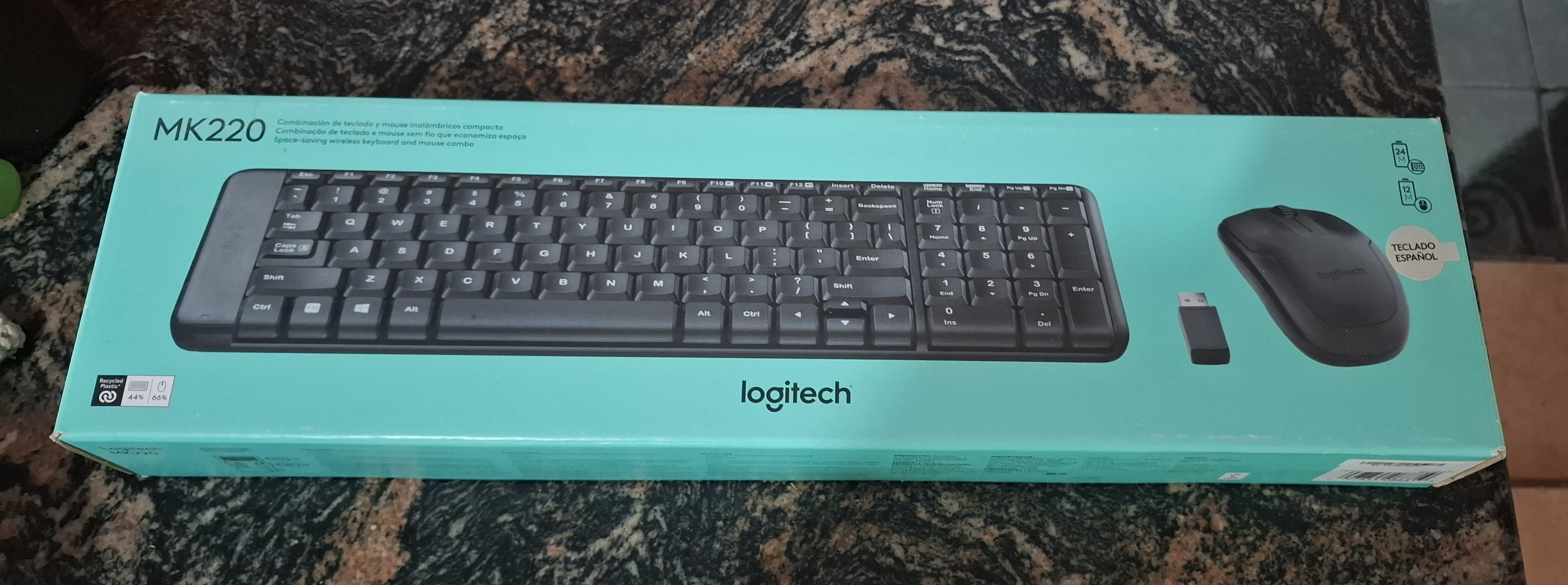 Teclado y mouse Logitech MK220